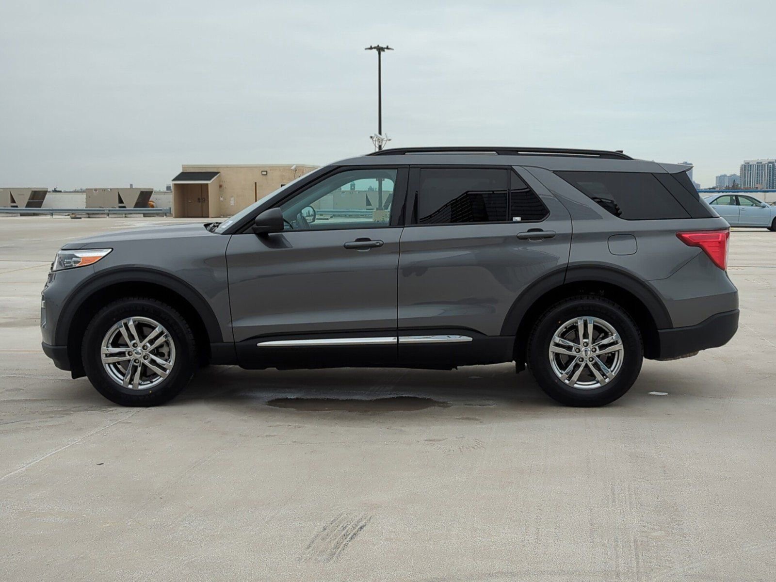 Used 2023 Ford Explorer XLT w/ Equipment Group 202A image 4