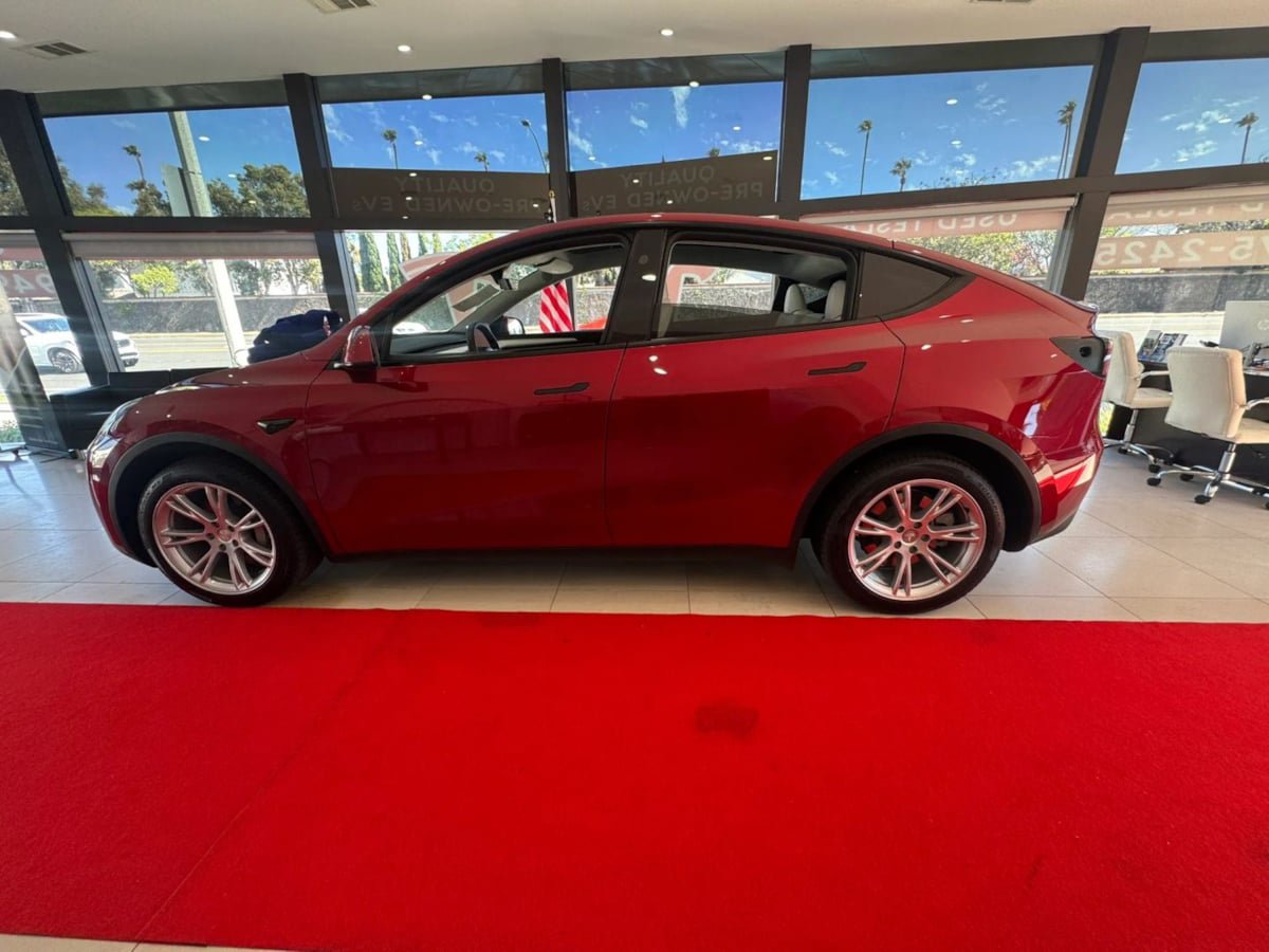 Used 2024 Tesla Model Y Long Range AWD/4WD image 9