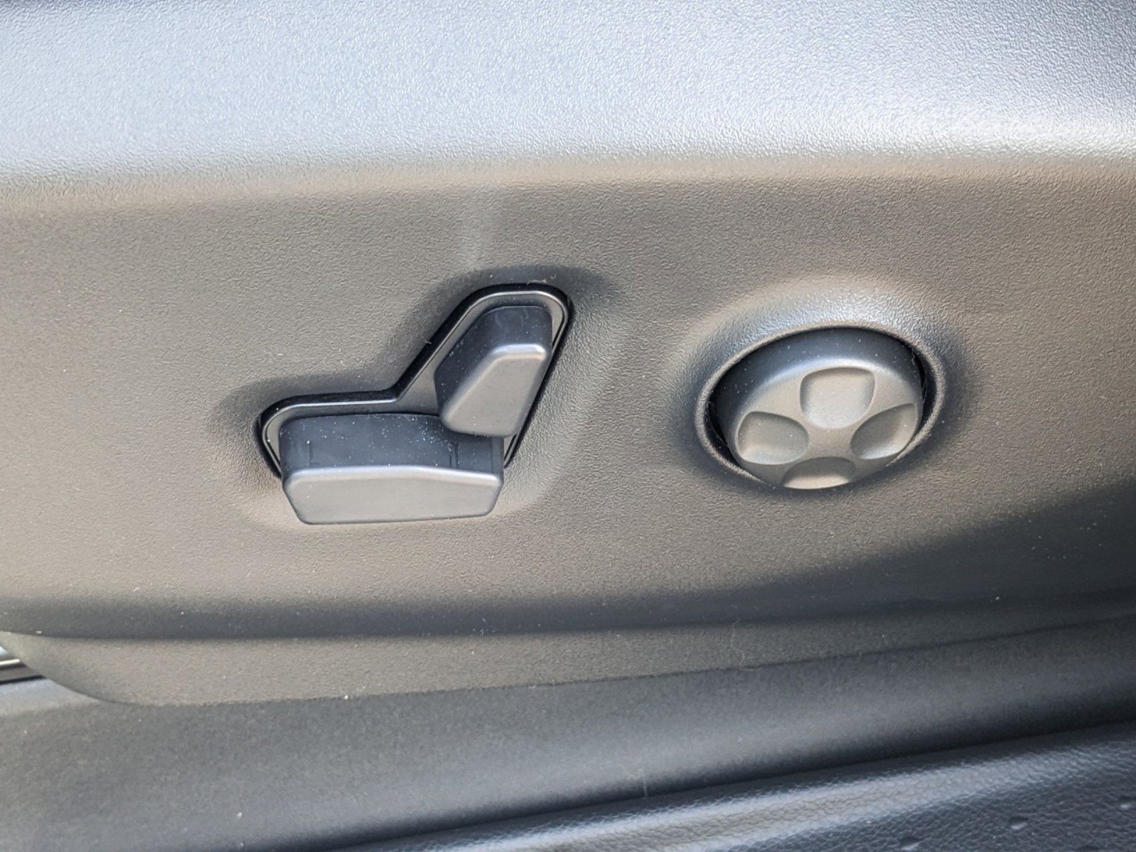 New 2025 Chrysler Voyager LX image 18