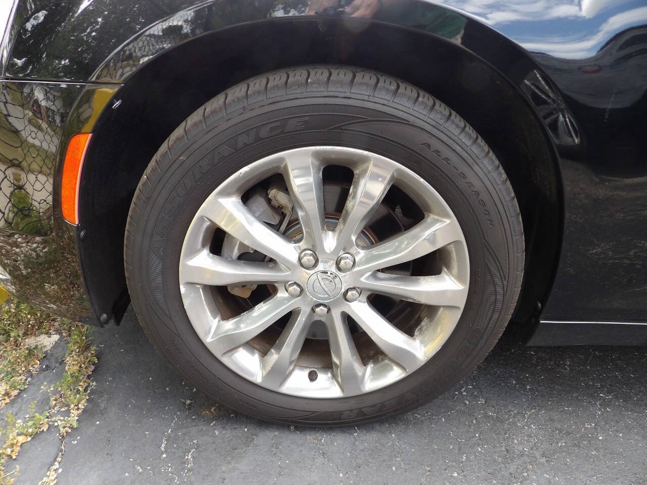 Used 2018 Chrysler 300 Limited AWD/4WD image 24