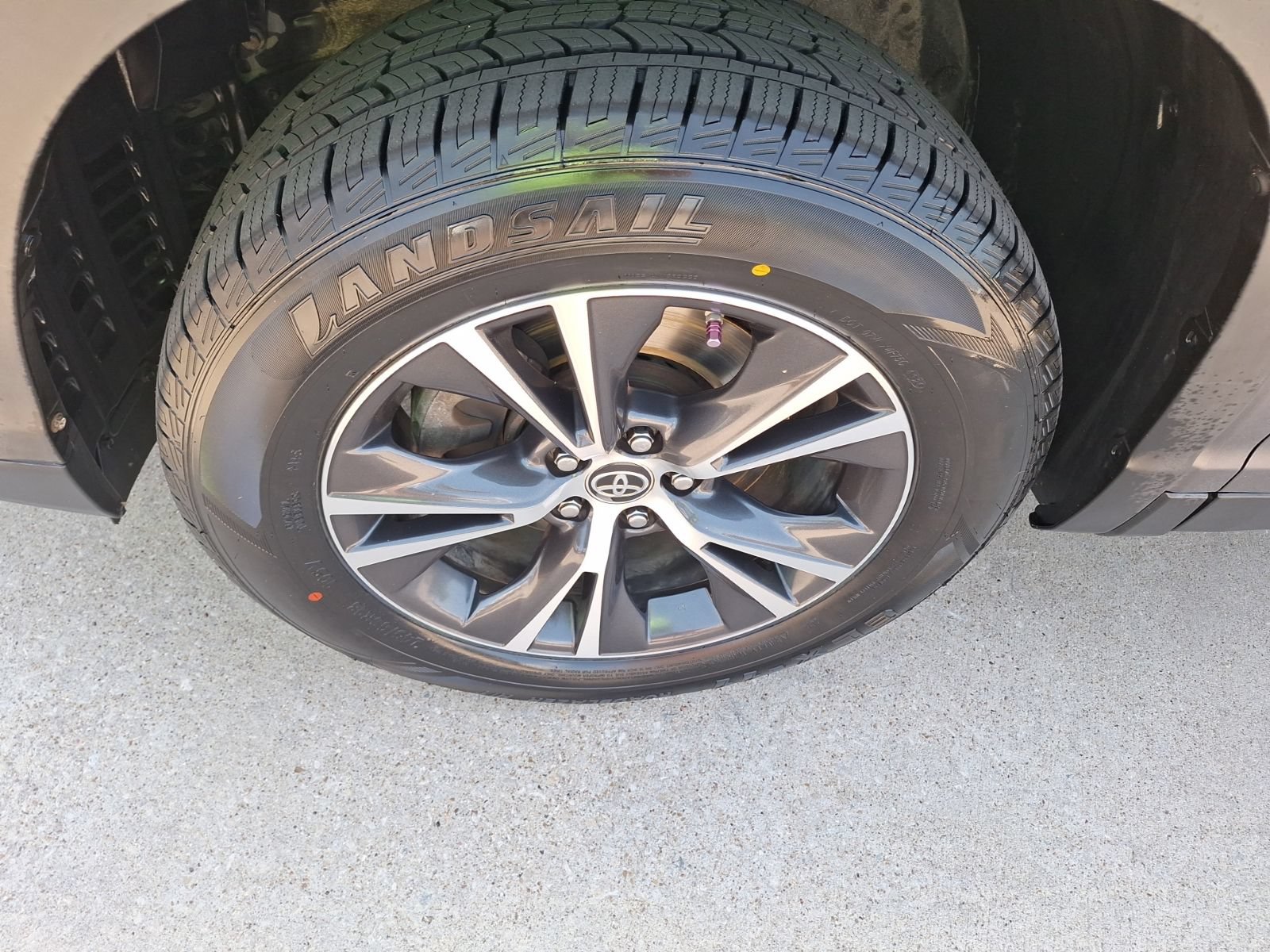 Used 2019 Toyota Highlander Plus FWD image 11