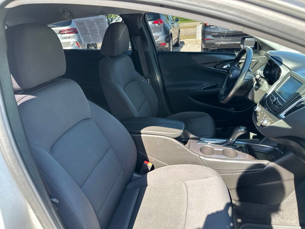 Used 2017 Chevrolet Malibu LT FWD image 13