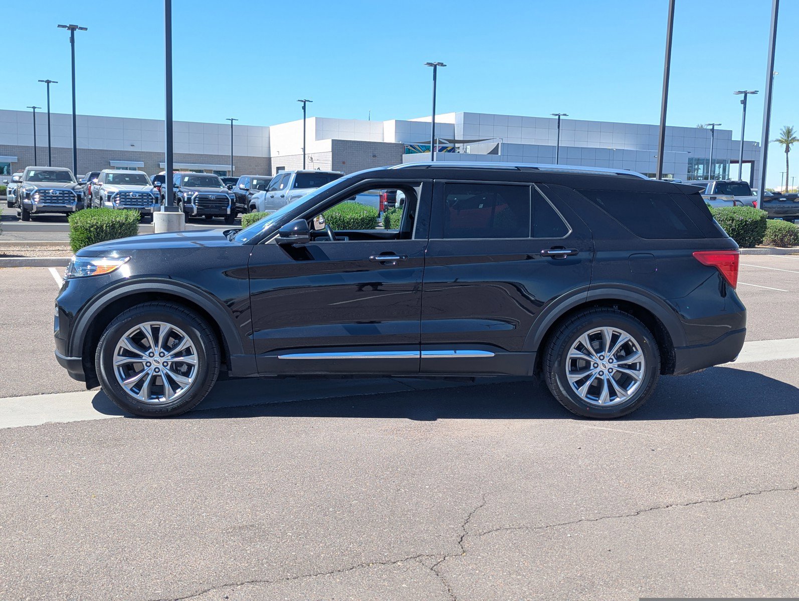 Used 2022 Ford Explorer Limited w/ Equipment Group 301A image 2