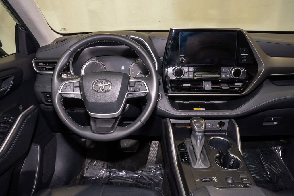 Used 2024 Toyota Highlander XLE image 2