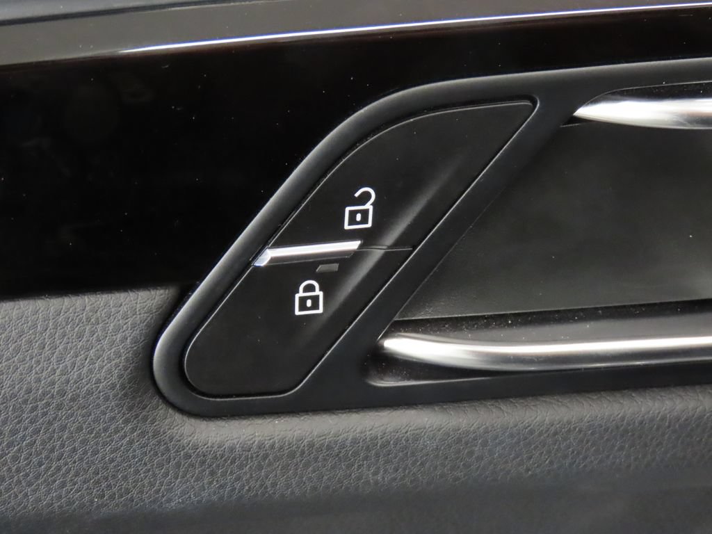 Certified 2025 Porsche Macan AWD/4WD image 36
