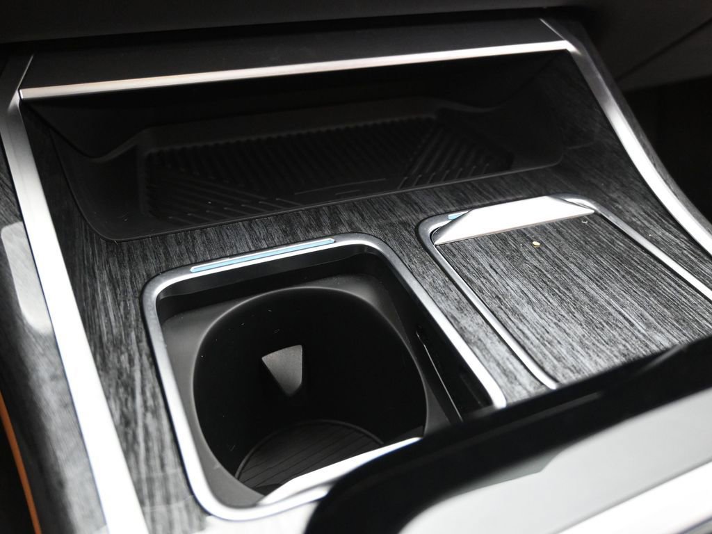 Used 2023 BMW 740i w/ Parking Assistance Package image 16