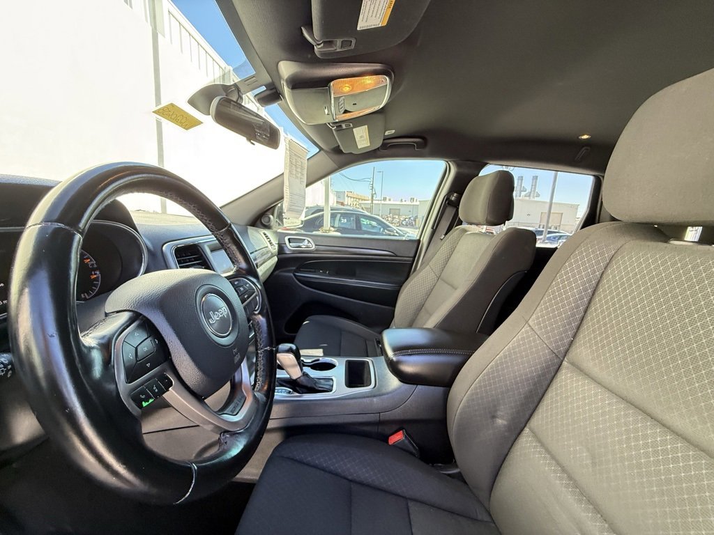 Used 2020 Jeep Grand Cherokee Laredo image 5