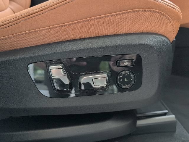 Used 2025 BMW X7 xDrive40i w/ Premium Package AWD/4WD image 23