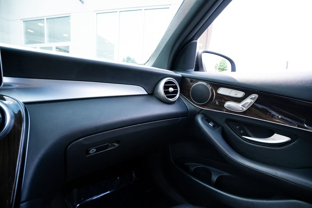 Used 2021 Mercedes-Benz GLC 300 4MATIC w/ Premium Package image 41