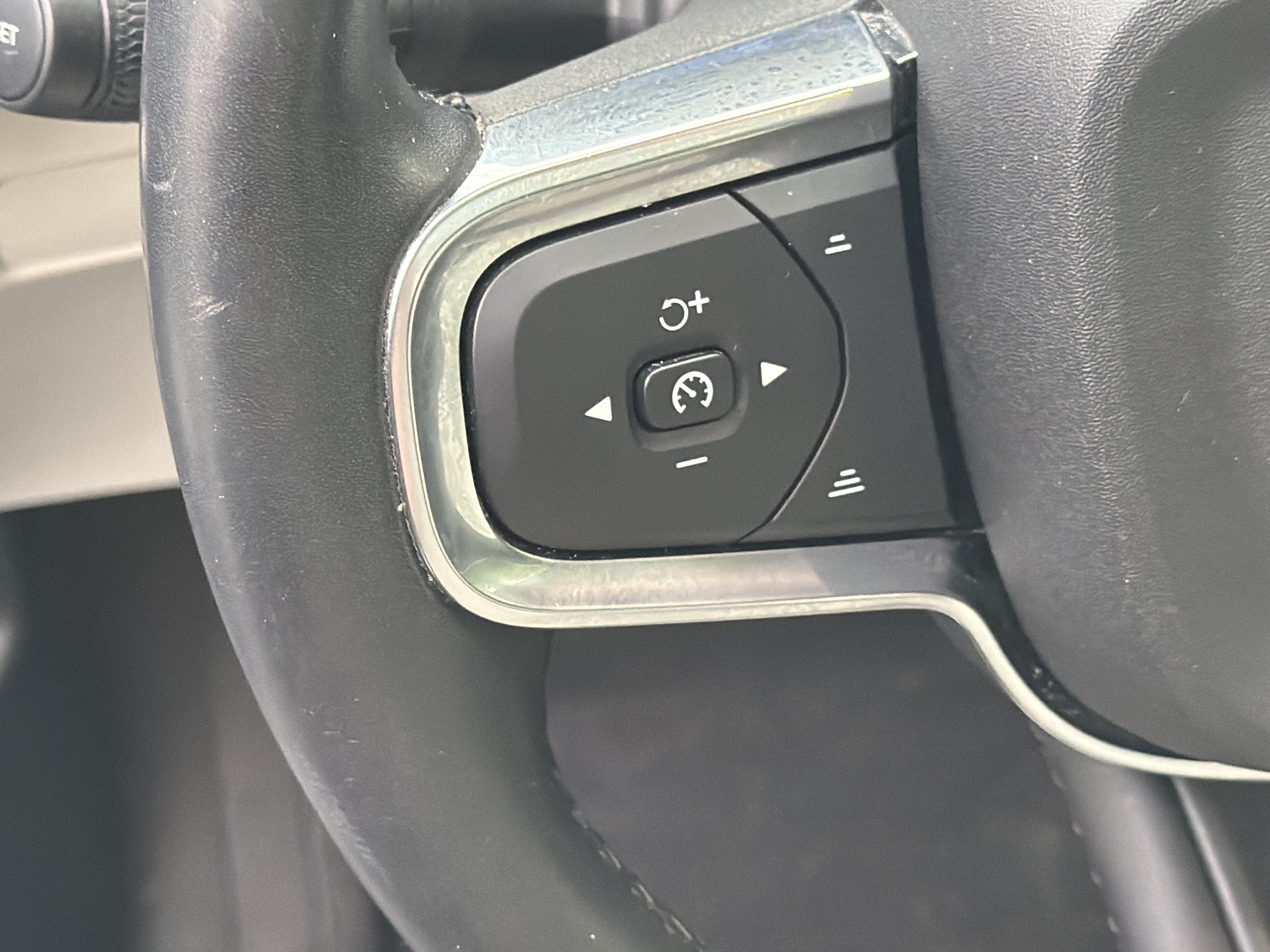 Certified 2023 Volvo XC40 B5 Plus w/ Protection Package Premier AWD/4WD image 19