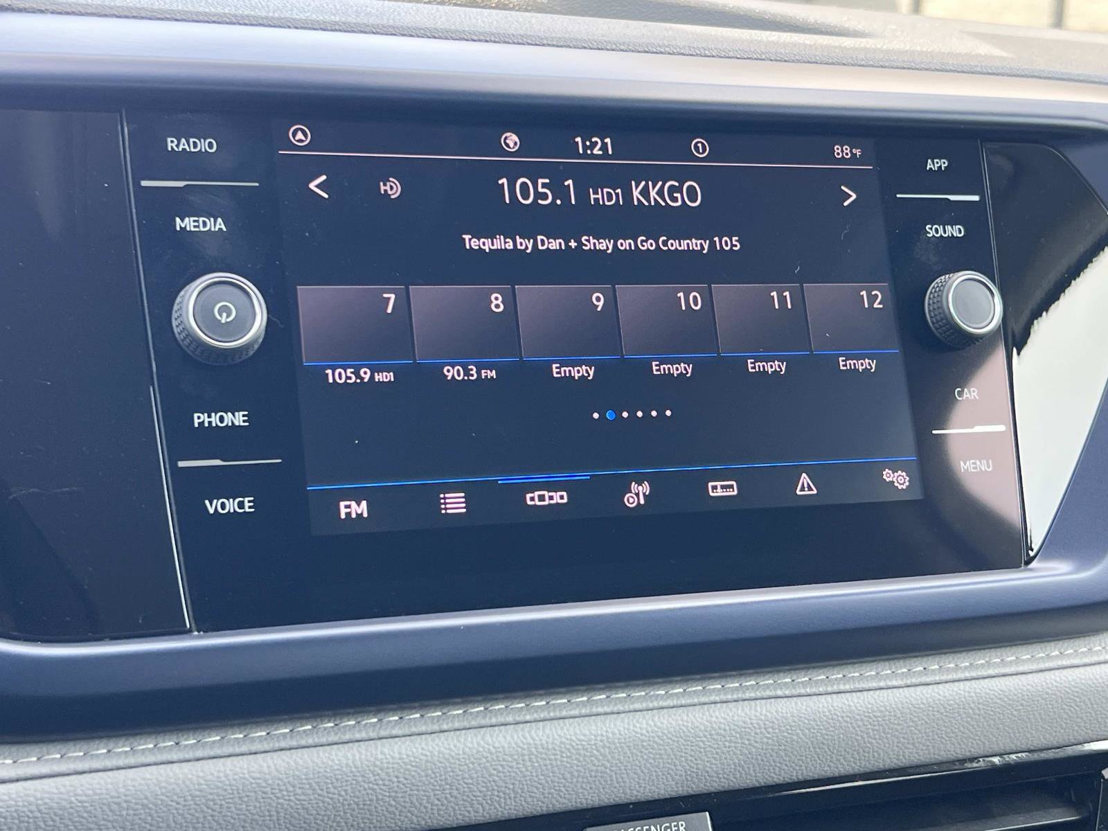 Certified 2023 Volkswagen Taos SE w/ Black Wheel Package image 12