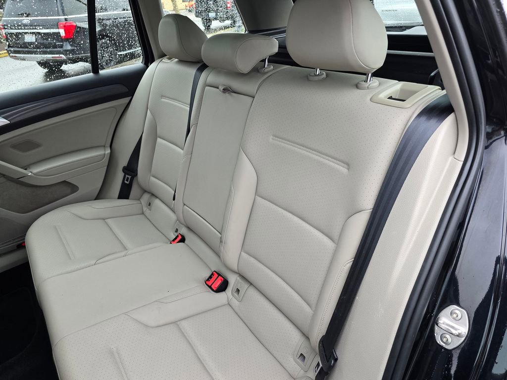 Used 2018 Volkswagen Golf SE image 17