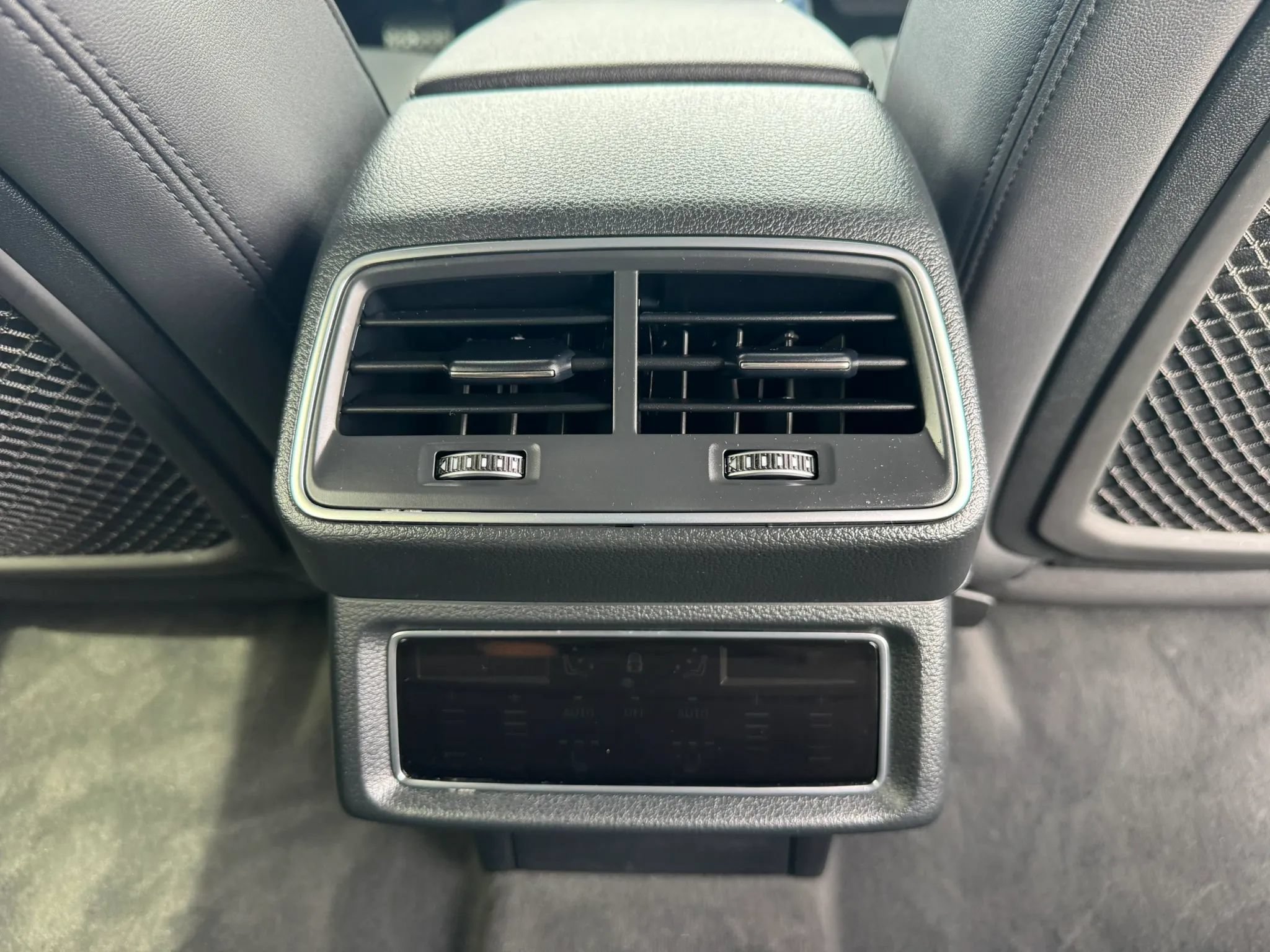 Used 2022 Audi e-tron Premium Plus w/ Premium Plus Package AWD/4WD image 27