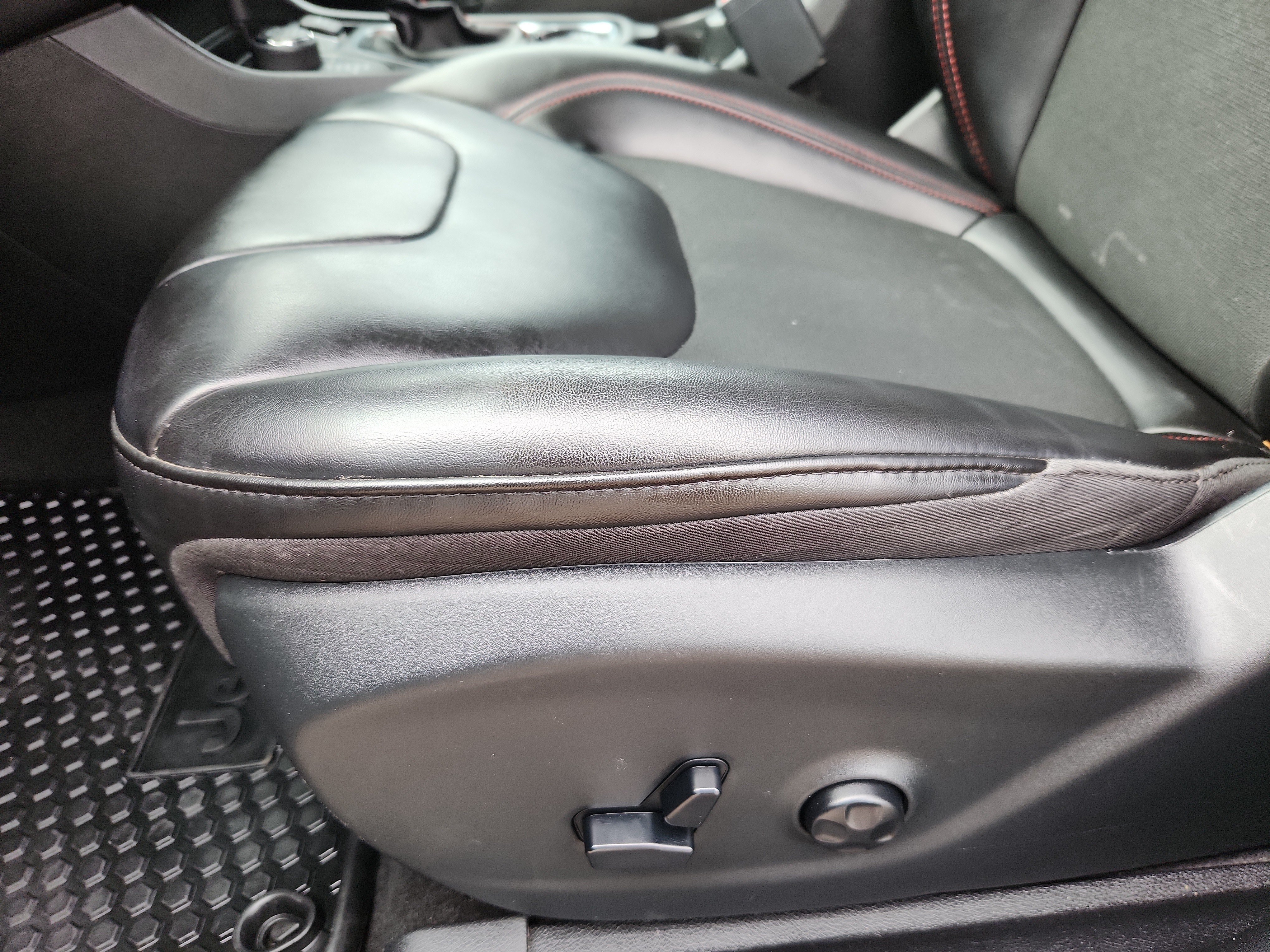 Used 2020 Jeep Cherokee Trailhawk w/ Cold Weather Group AWD/4WD image 10