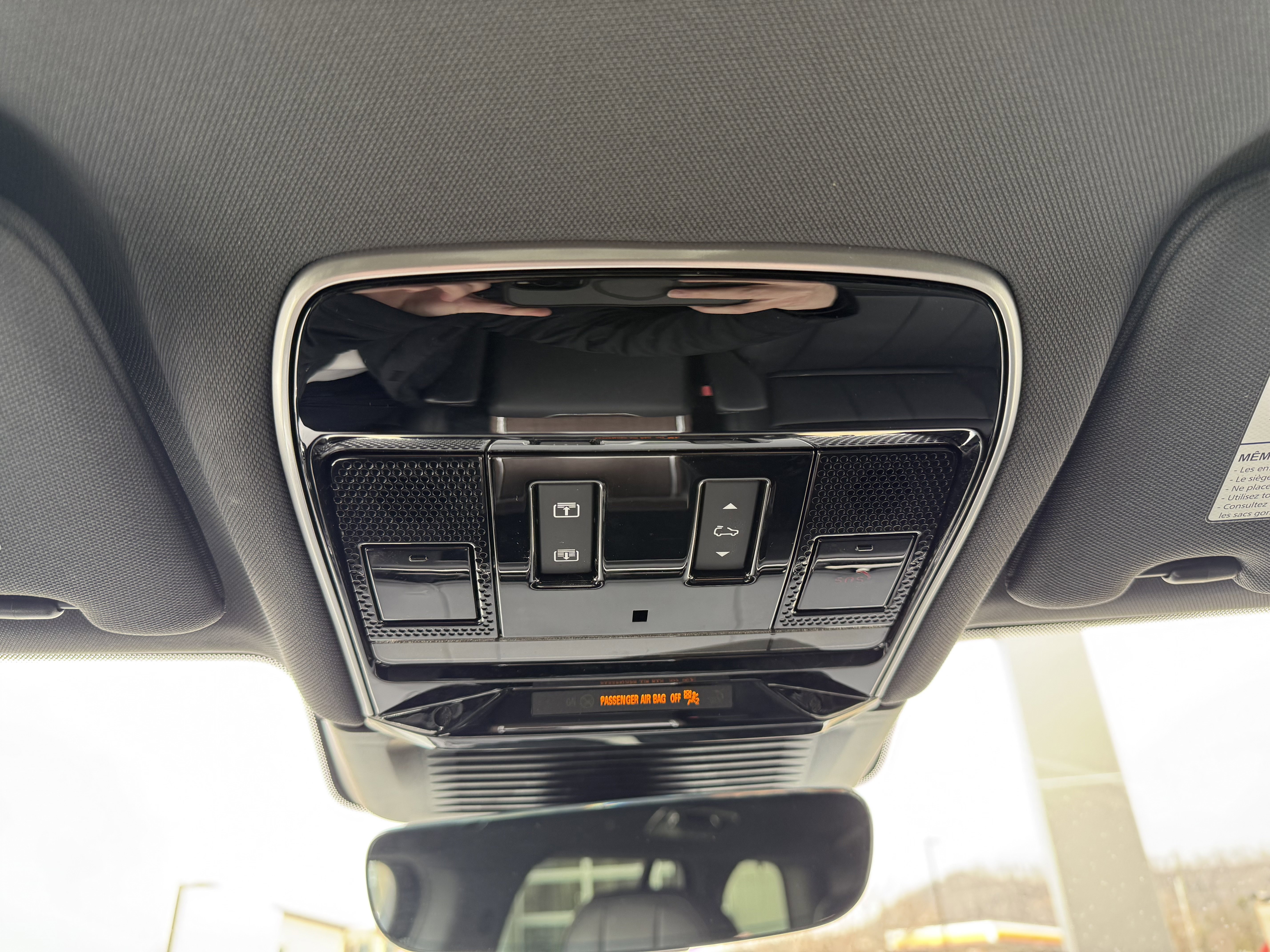 Certified 2025 Land Rover Range Rover SE image 26