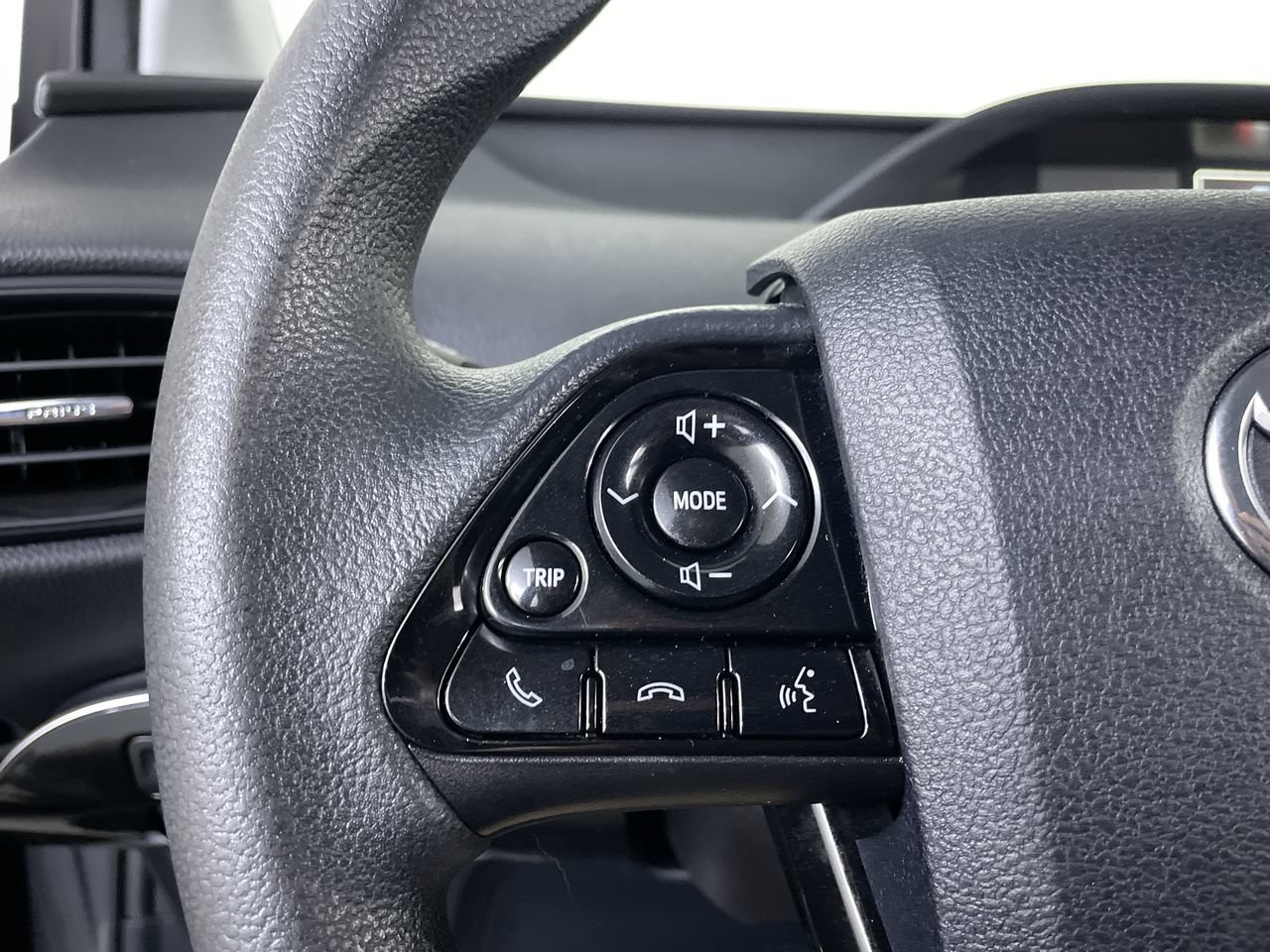 Used 2022 Toyota Prius LE FWD image 25