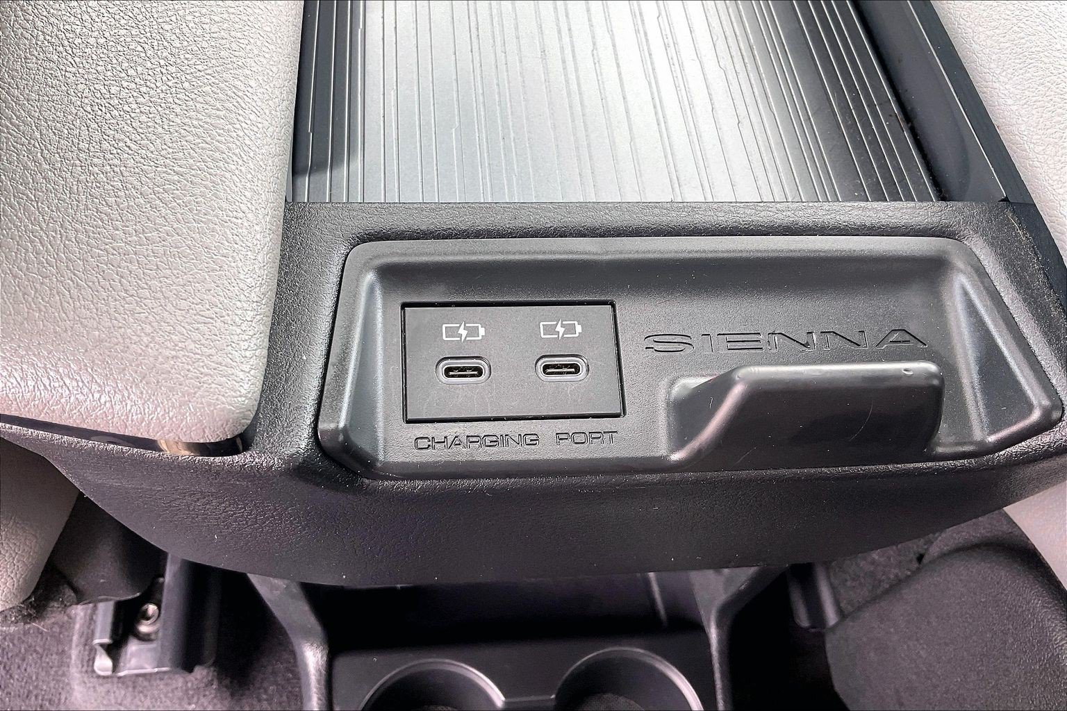 Used 2025 Toyota Sienna XLE FWD image 40
