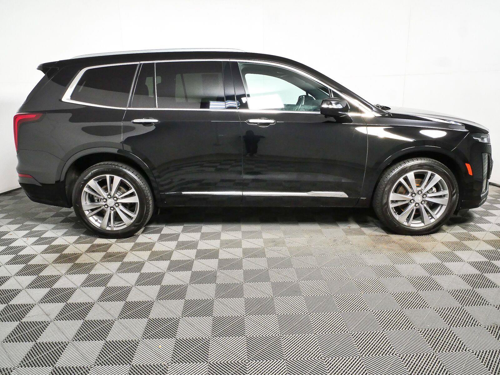 Used 2022 Cadillac XT6 Premium Luxury AWD/4WD image 2