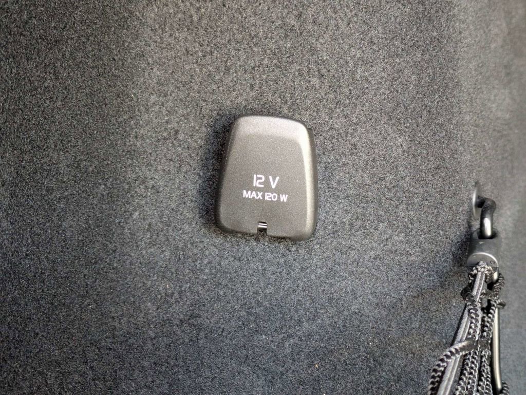 Used 2023 Volvo XC60 B5 Ultimate w/ Protection Package Premier image 5