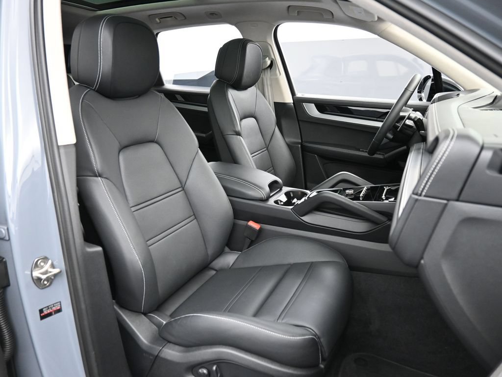 Certified 2025 Porsche Cayenne Turbo AWD/4WD image 30