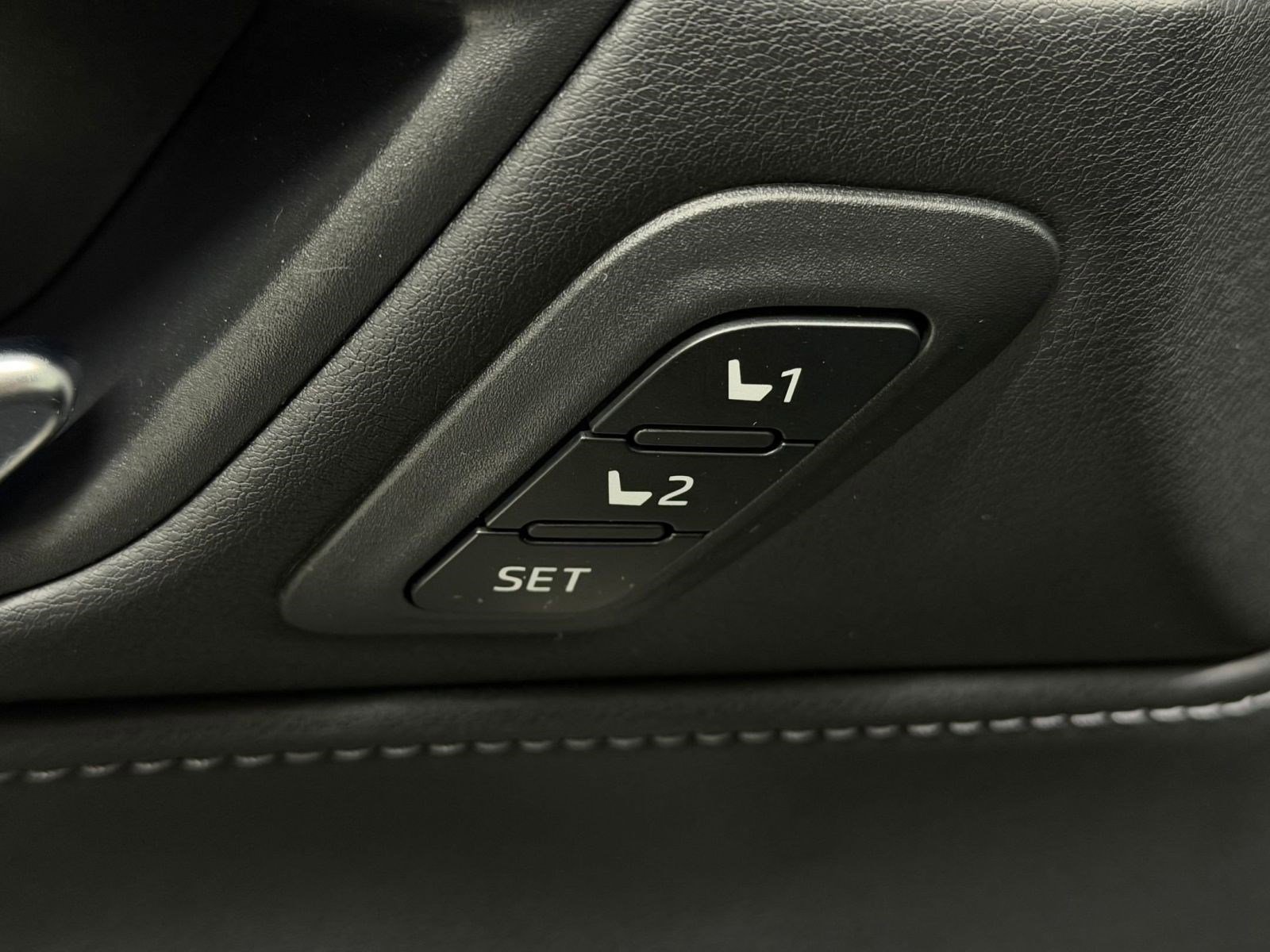 Used 2023 Toyota Venza Limited image 16