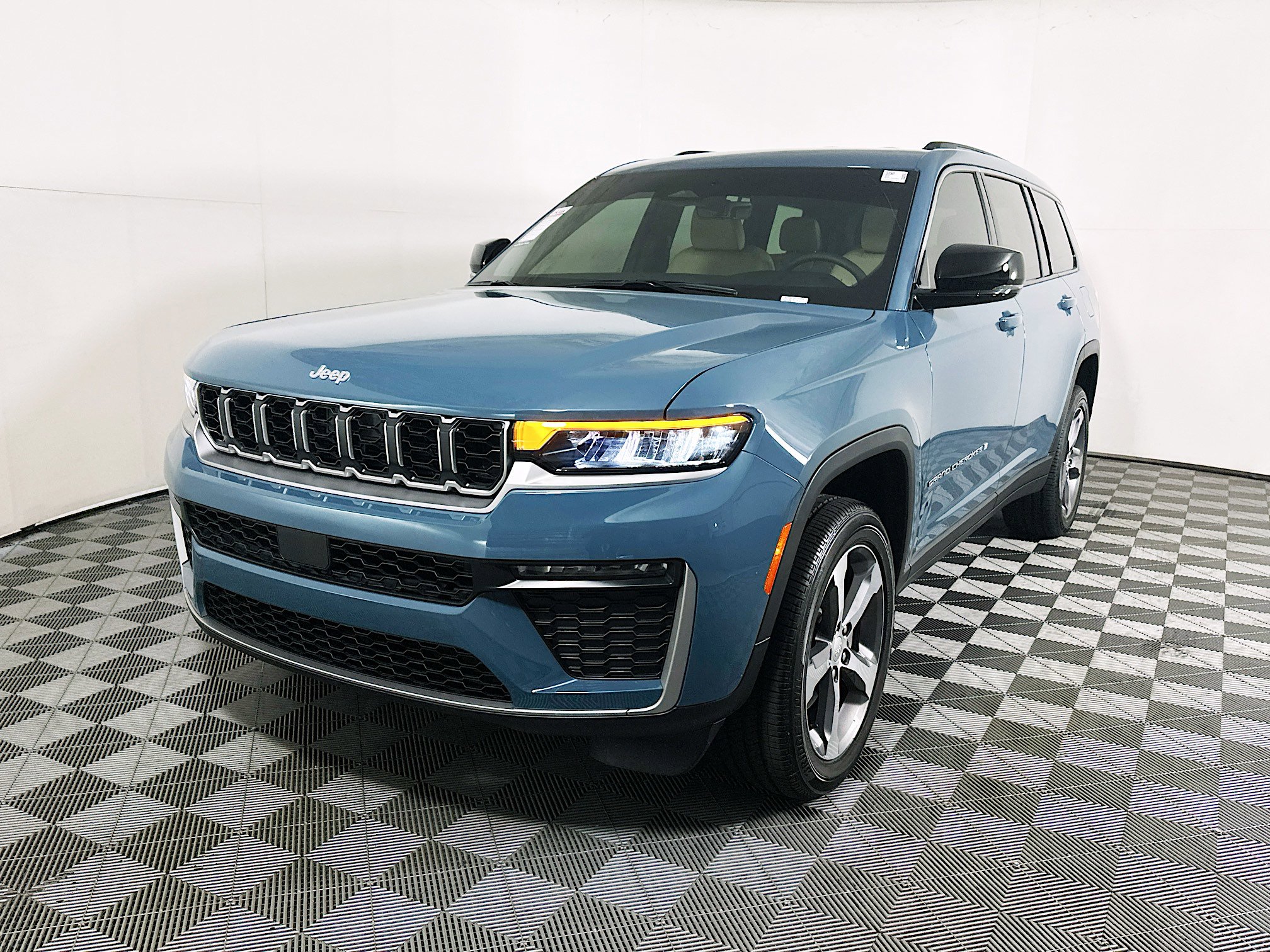 Used 2026 Jeep Grand Cherokee L Limited RWD image 7