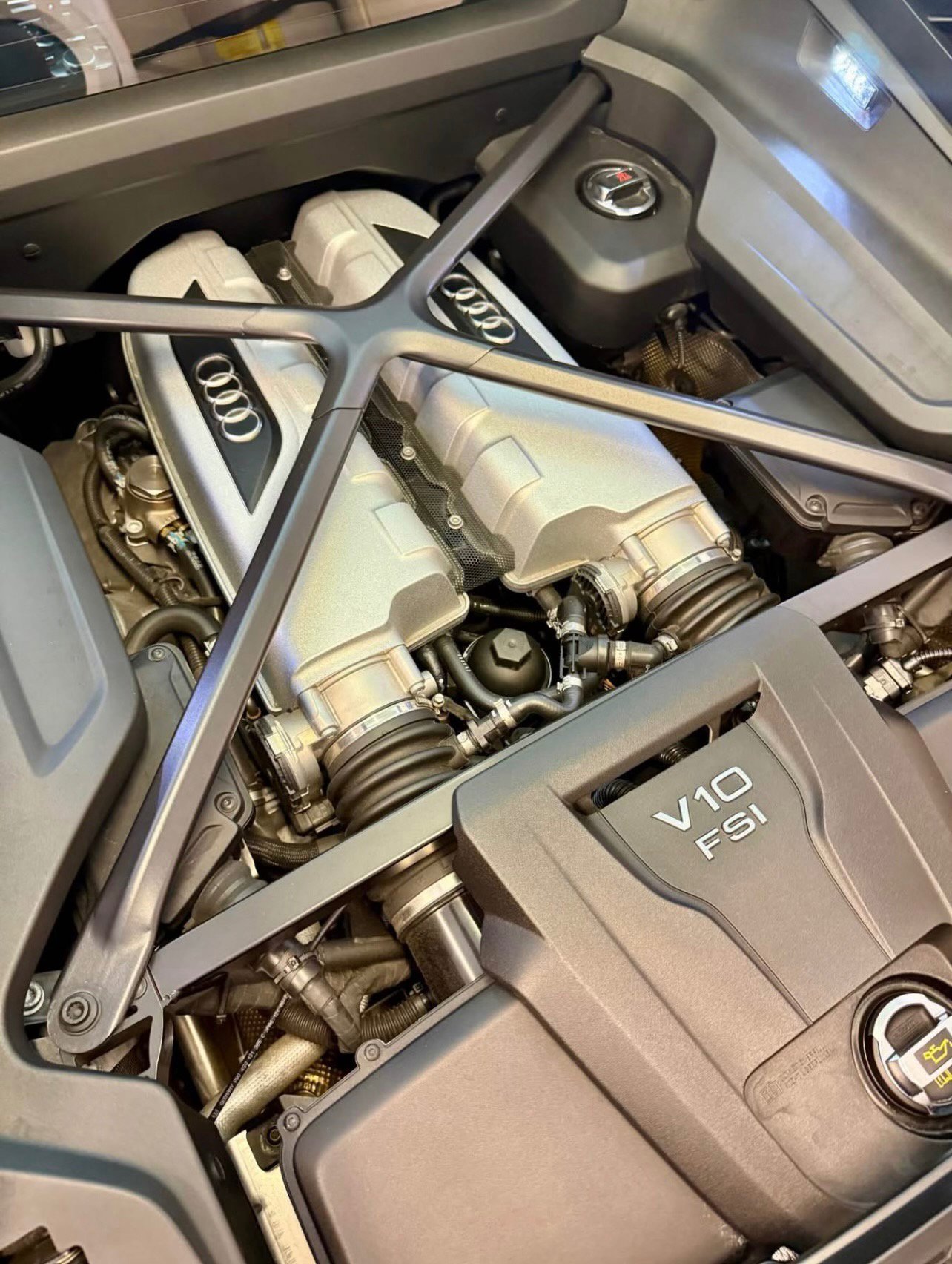 Used 2018 Audi R8 V10 w/ Premium Package image 5