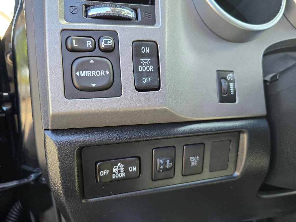 Used 2011 Toyota Tundra Limited w/ Platinum Pkg AWD/4WD image 40