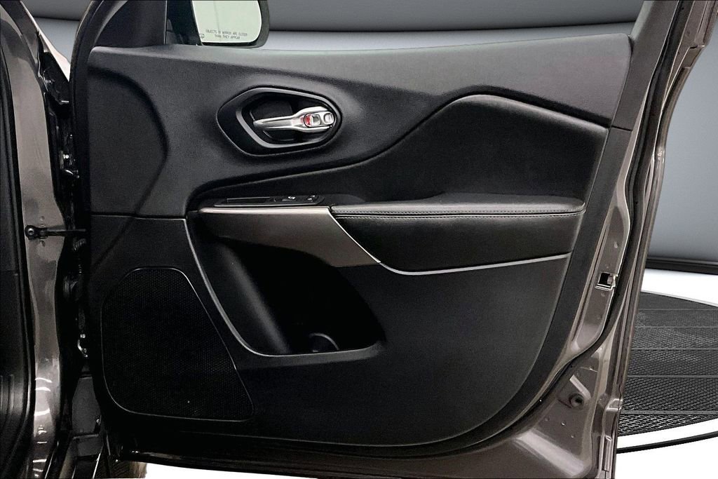 Used 2019 Jeep Cherokee Limited AWD/4WD image 29