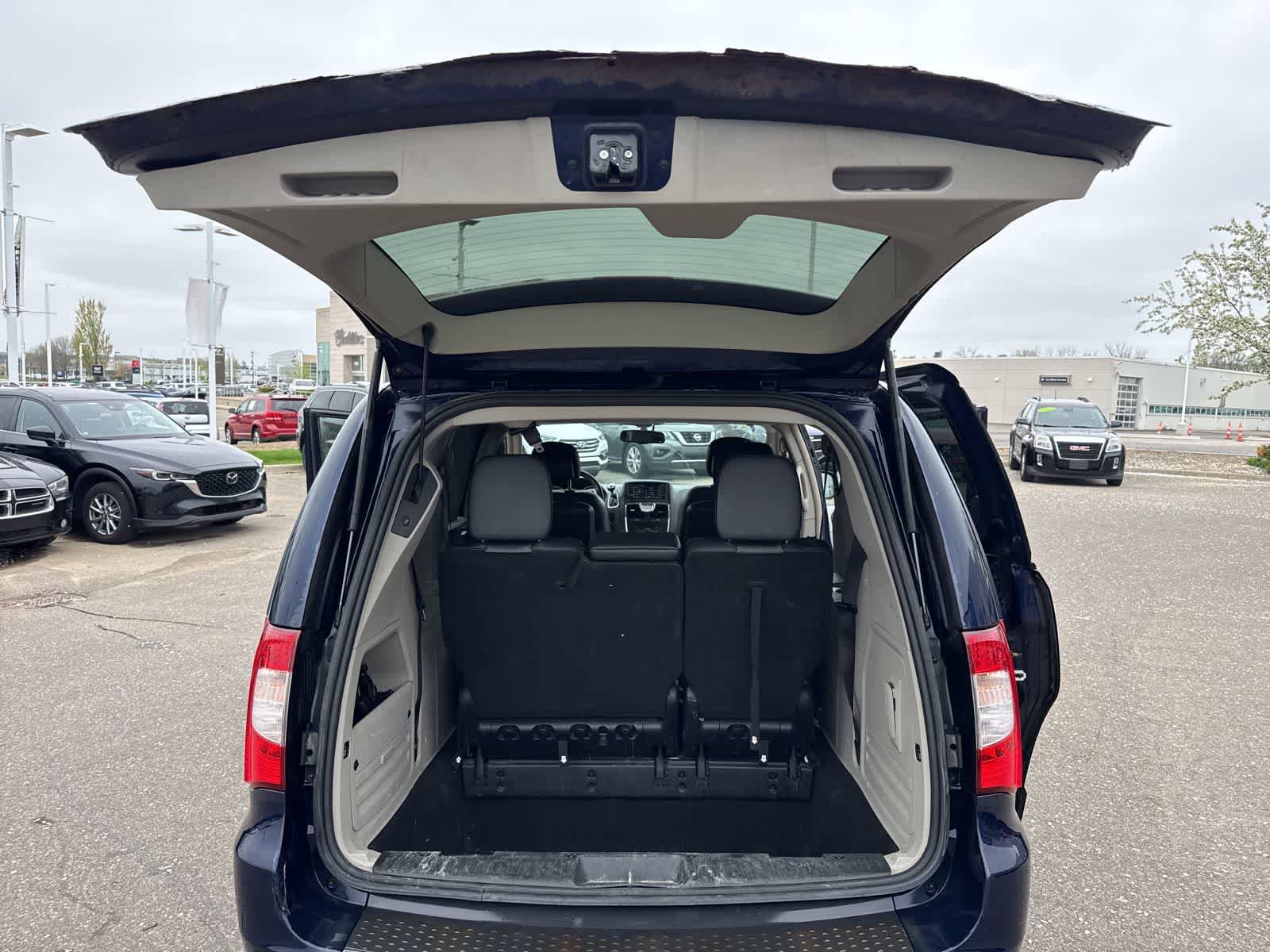 Used 2014 Chrysler Town & Country Touring FWD image 21