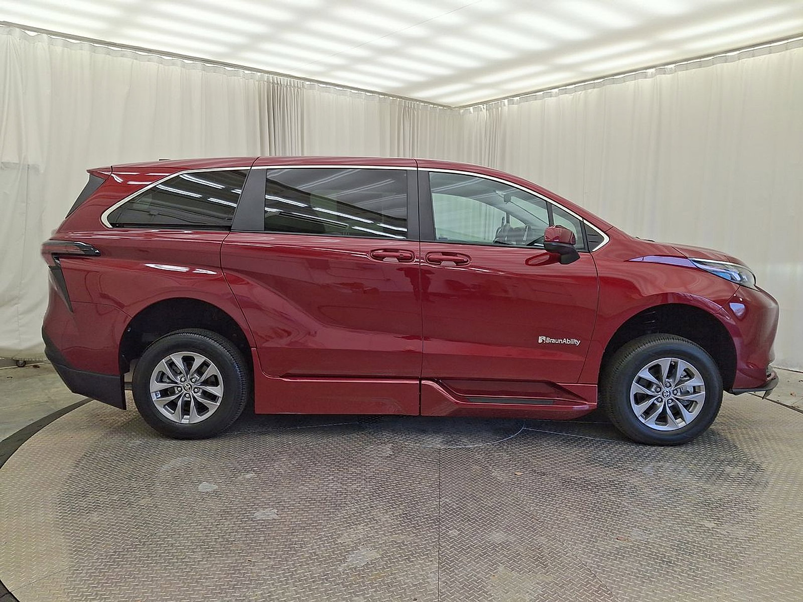 Used 2024 Toyota Sienna LE FWD image 25