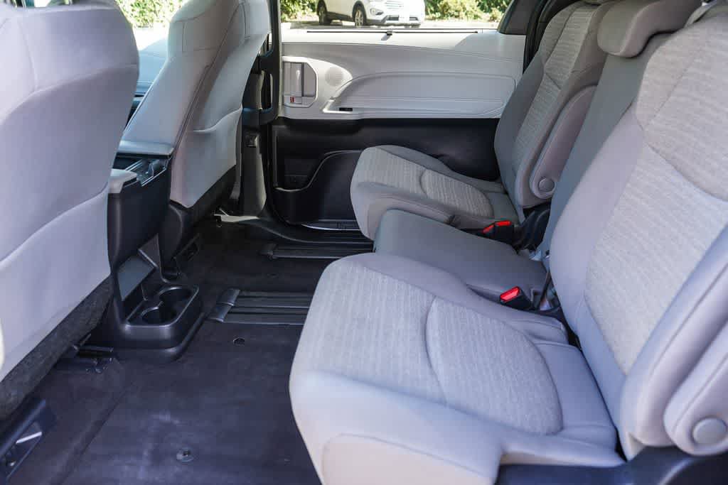 Used 2025 Toyota Sienna LE FWD image 17
