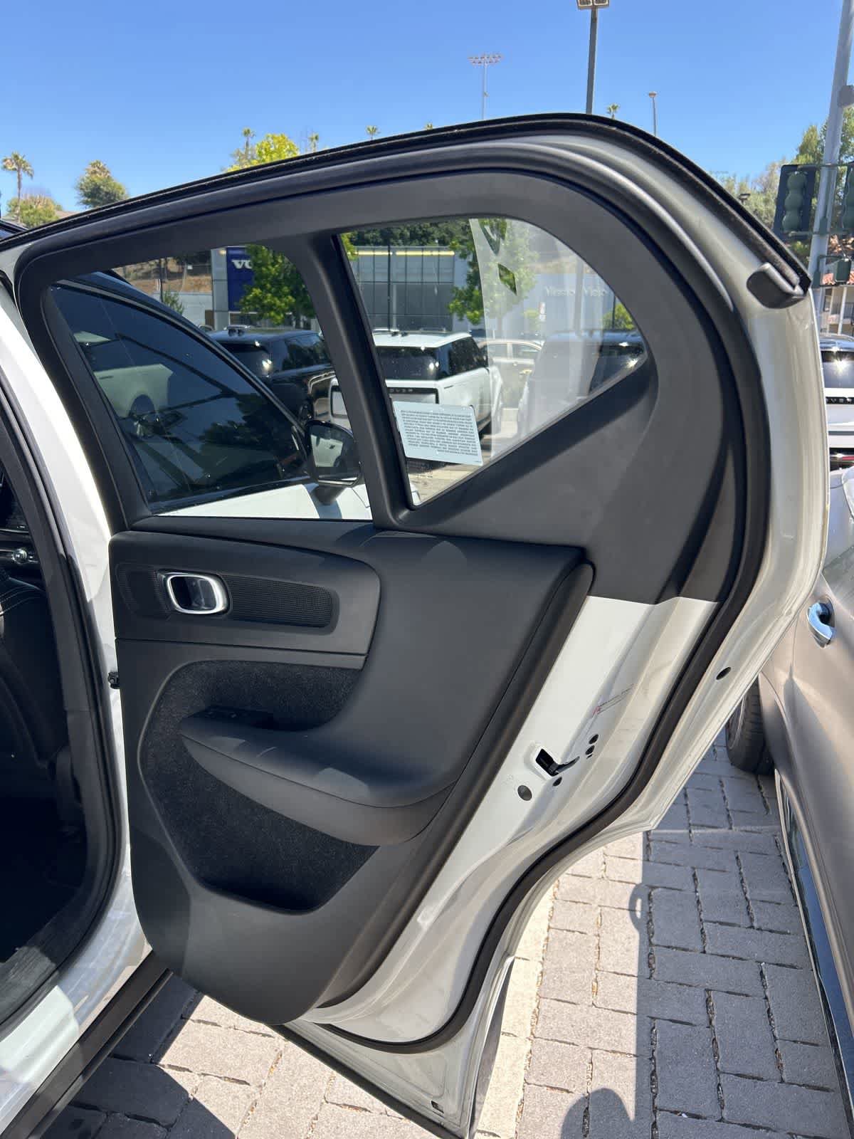 Used 2019 Volvo XC40 T4 R-Design FWD image 23