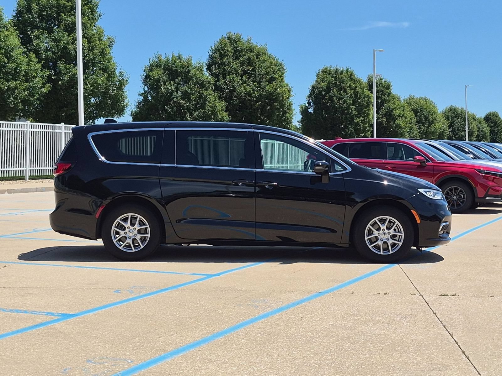 Used 2025 Chrysler Pacifica Select FWD image 5