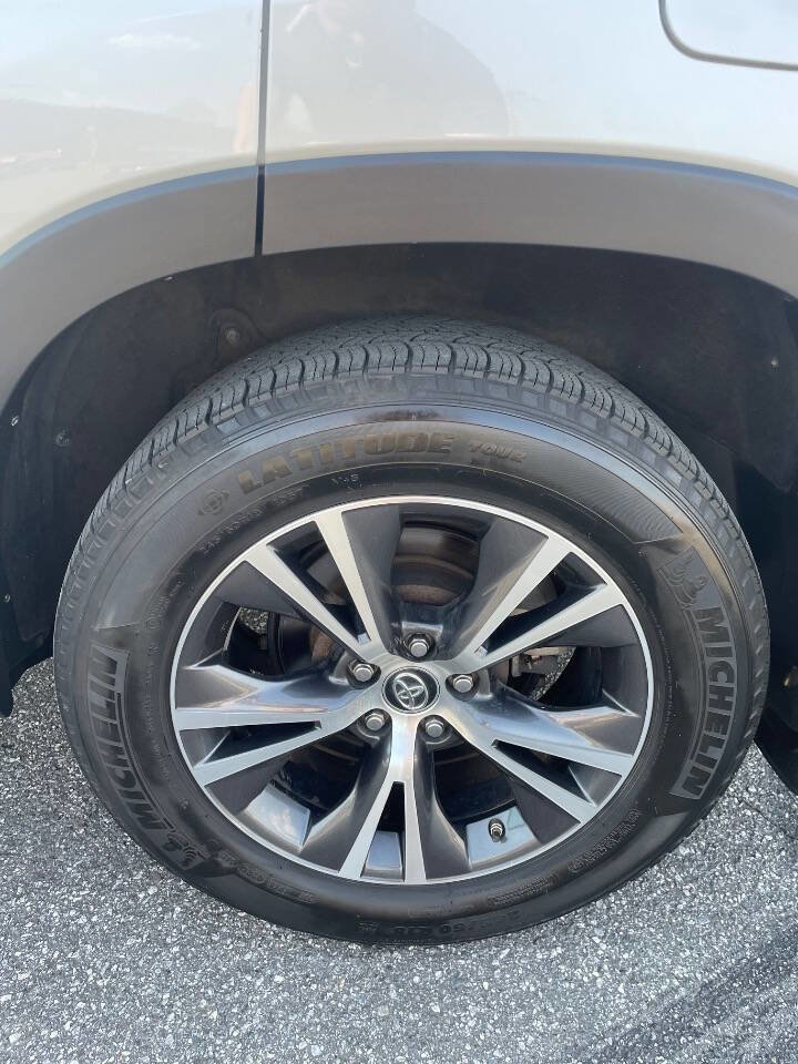 Used 2017 Toyota Highlander Plus AWD/4WD image 29