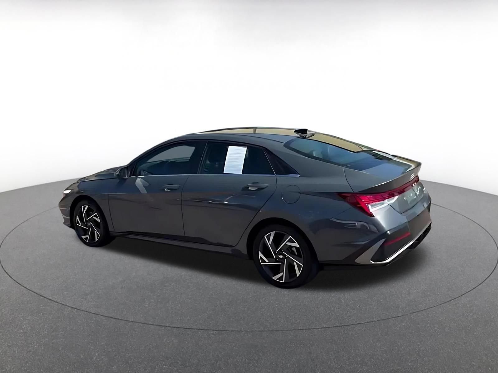 Used 2025 Hyundai Elantra Limited FWD image 8