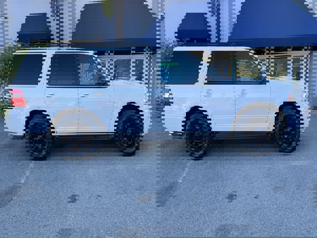 Used 2017 Ford Expedition XLT w/ Equipment Group 202A image 4