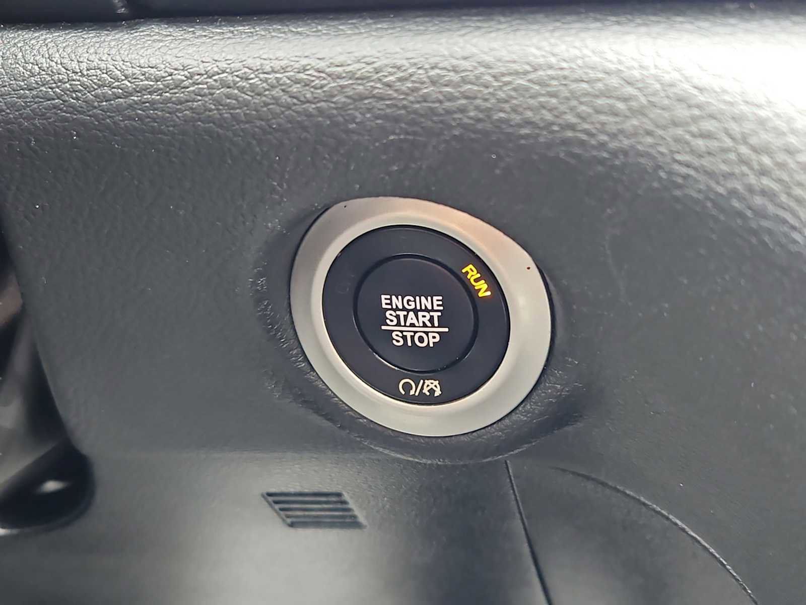 Used 2024 Chrysler Pacifica Premium image 27