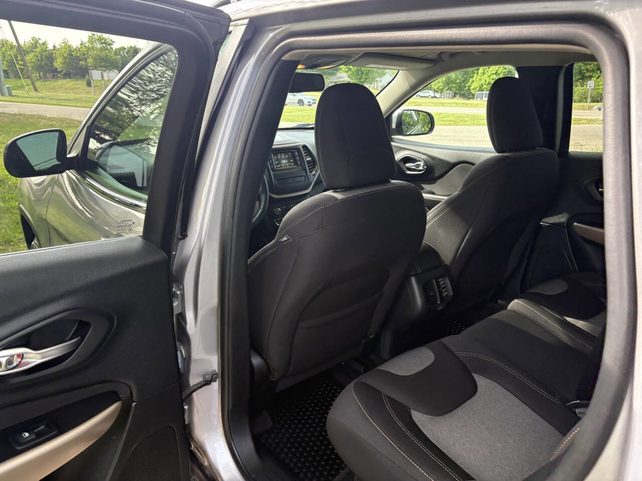 Used 2018 Jeep Cherokee Latitude w/ Cold Weather Group AWD/4WD image 26