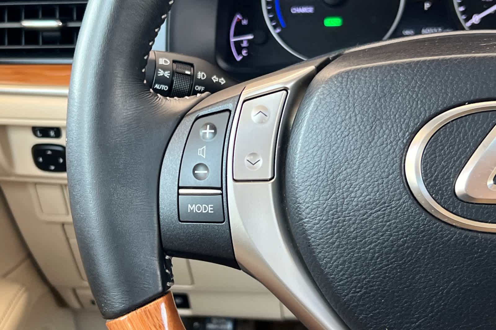Used 2014 Lexus ES 300h w/ Premium Package w/Bamboo Trim FWD image 26