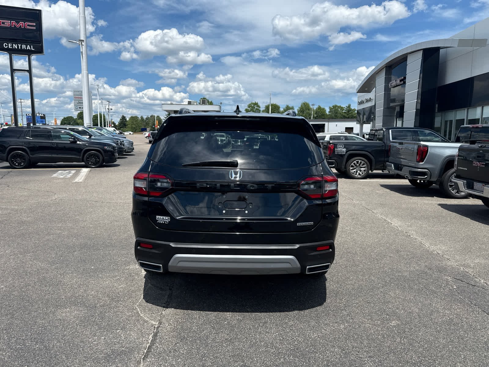 Used 2025 Honda Pilot Touring image 4
