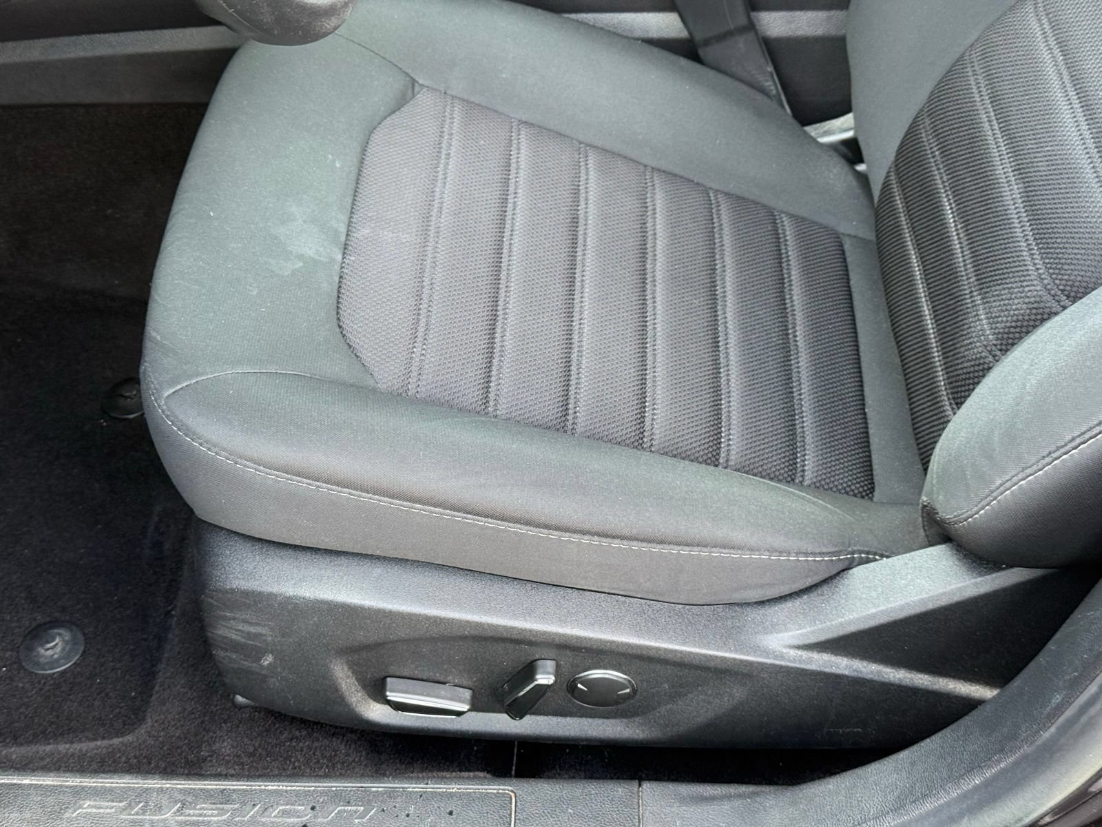Used 2020 Ford Fusion SE FWD image 33
