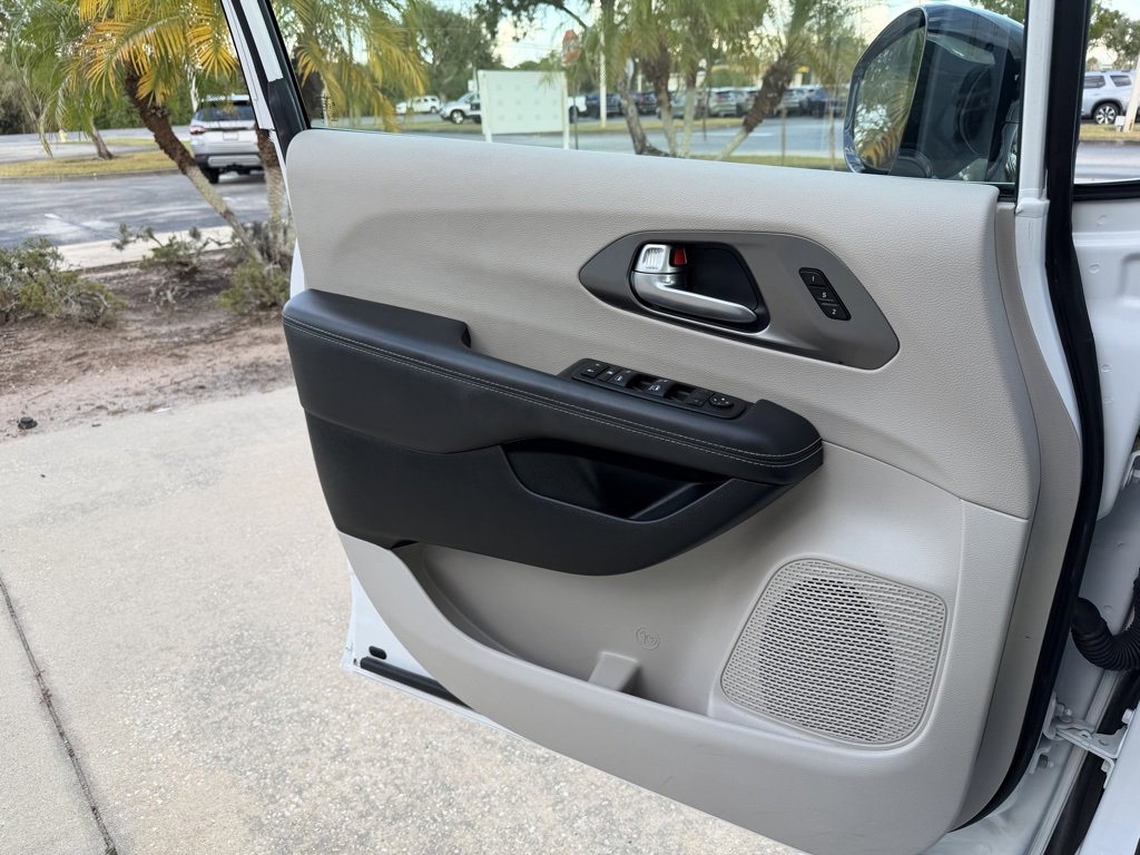 Used 2024 Chrysler Pacifica Touring-L image 22
