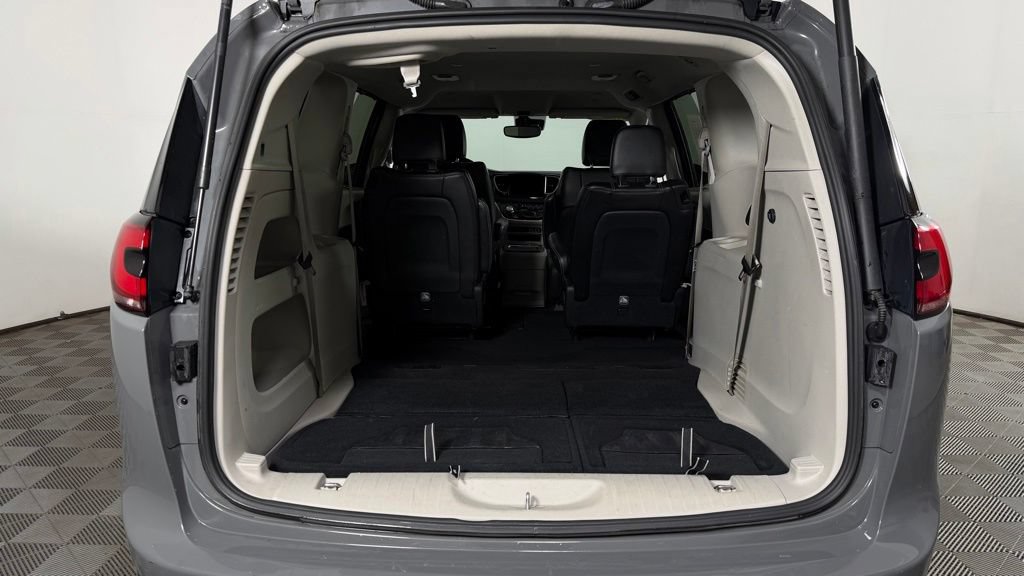 Used 2023 Chrysler Pacifica Touring-L FWD image 11