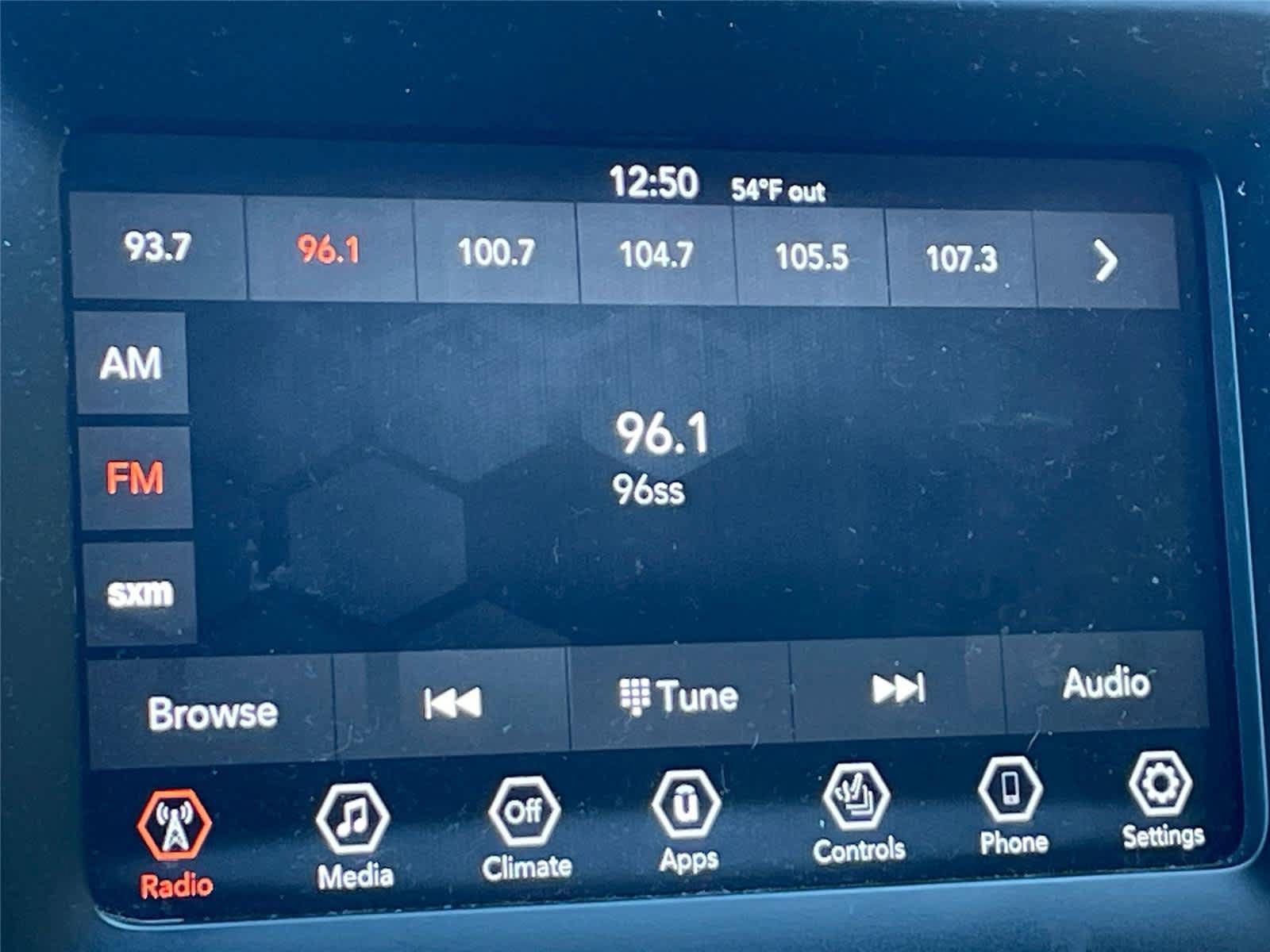 Used 2019 Jeep Cherokee Latitude Plus w/ Cold Weather Group AWD/4WD image 14