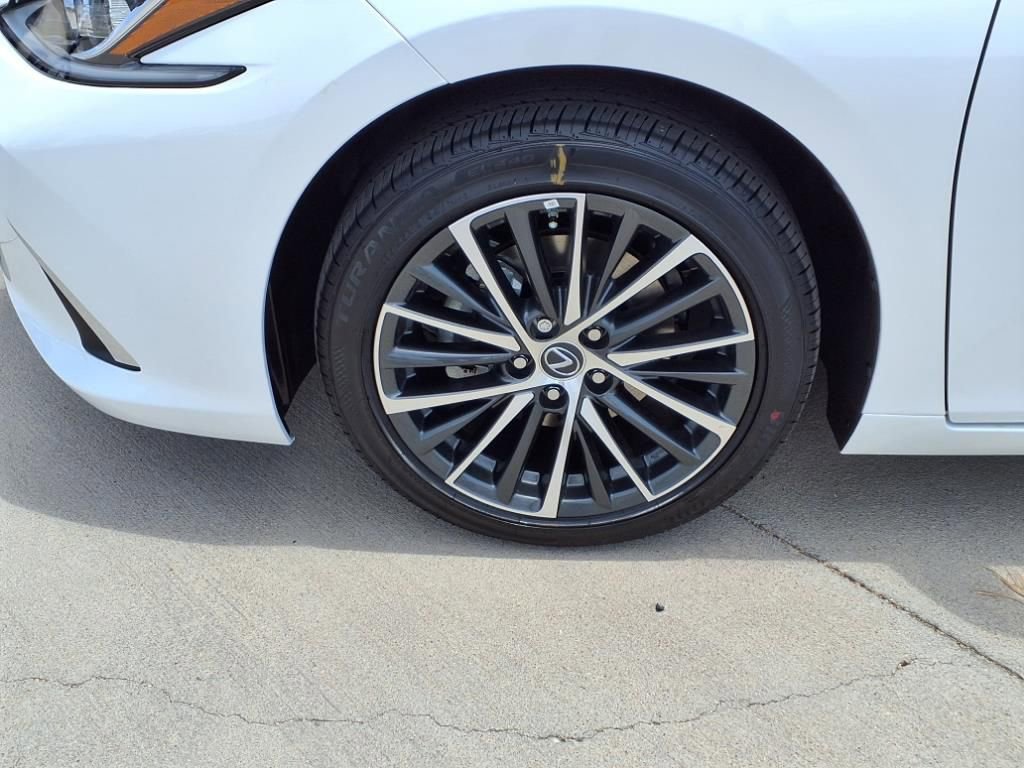 New 2025 Lexus ES 300h w/ Premium Package image 5