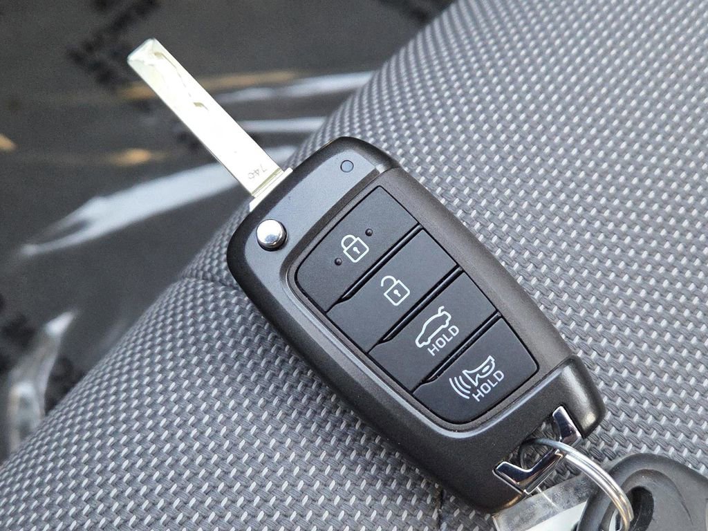 Used 2021 Hyundai Elantra SE image 31