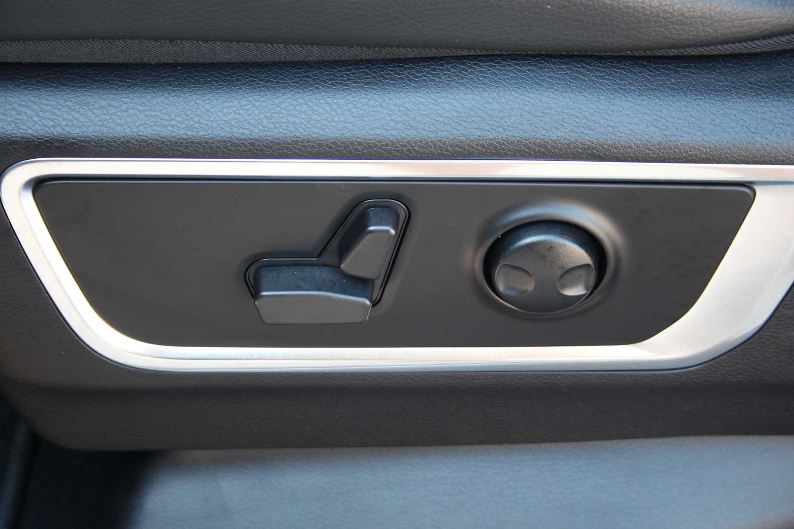 Used 2025 RAM 1500 Laramie w/ Night Edition AWD/4WD image 29