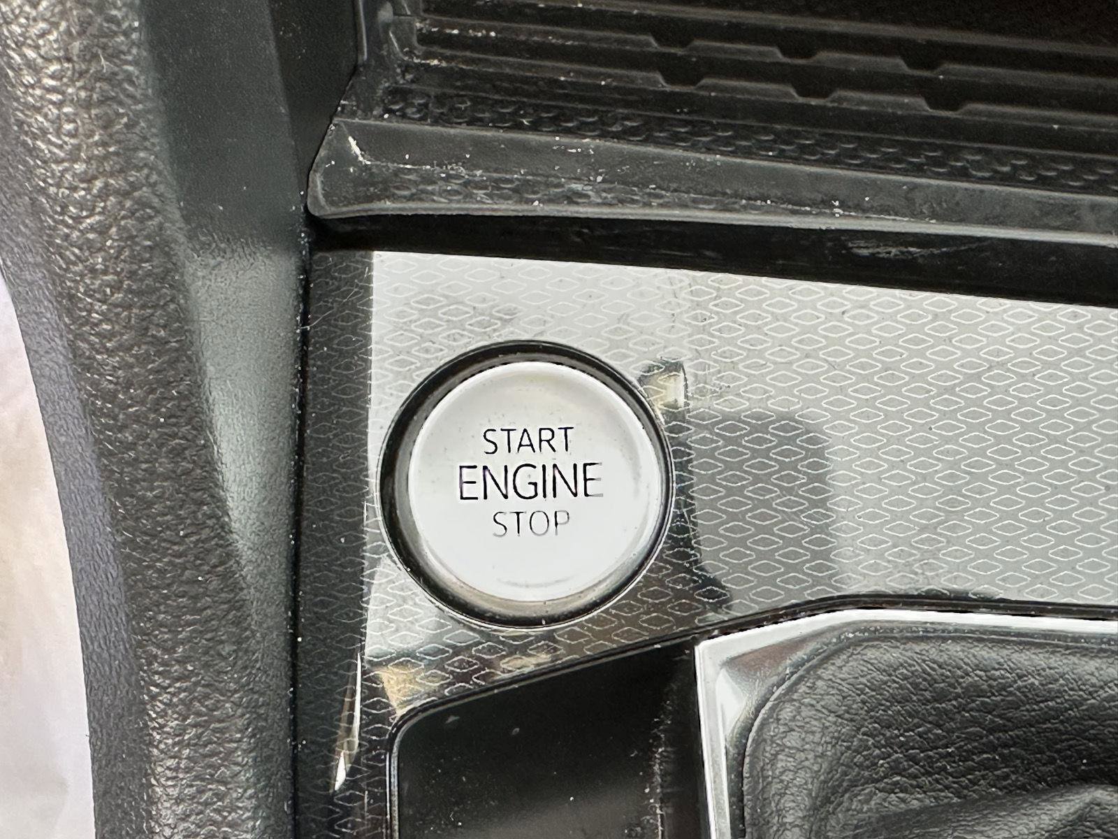 Used 2025 Volkswagen Taos SE AWD/4WD image 32