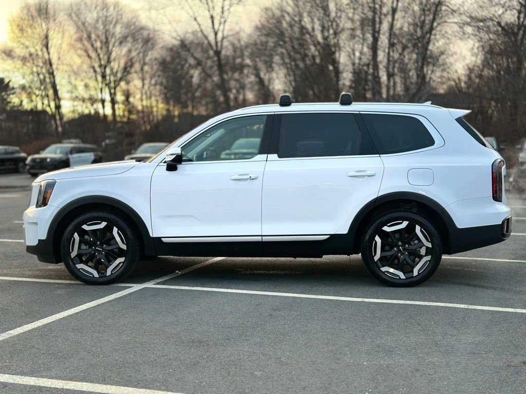Used 2025 Kia Telluride EX w/ EX Captain's Chair Package image 3